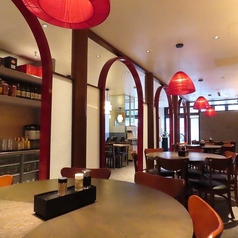 【円卓エリア貸切：～24名様】一体感のあるご宴会に最適な空間。円卓が並ぶエリアを貸し切ることで、最大24名様までのご宴会が可能。部署の飲み会や歓送迎会、プロジェクトの打ち上げなど、大人数でも一体感のあるプライベートなご宴会が実現します。清潔感のある空間で、思い出に残るひとときをお過ごしください。