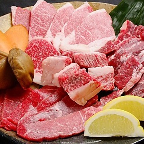 極上カルビとA5和牛ハンバーグの焼肉店。半個室と朝まで営業が魅力です