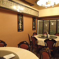 店内は通路を広めにとっており、お席も広くゆったりとご利用いただけたりとバリアフリーにも対応しております。段差も少ないので、小さなお子様やお年配の方など、どなたでも安心してお過ごしいただけます。