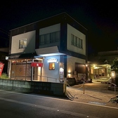 お客様に快適にお過ごしいただくため、店内はすべて禁煙とさせていただいておりますが、池に面した一部の屋外区画に、心地よい風が通る喫煙スペースをご用意しております。屋根付きのため雨の日でも濡れる心配がなく安心です。美しい池の景色を眺めながら、ほっと一息つける憩いの空間となっております。