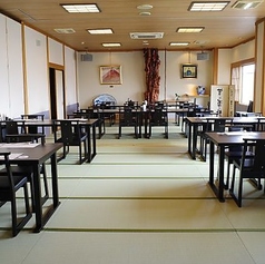 【畳に椅子テーブルの和空間(最大48名様)】正座が苦手な方やご高齢の方も快適に寛げる和室空間。ご接待やご両家のお顔合わせ、お食い初め、法要などの特別なご会食から、歓送迎会・忘年会・大宴会まで幅広くご利用いただけます。ご人数に合わせたお席をご用意いたしますので、お気軽にご相談ください。