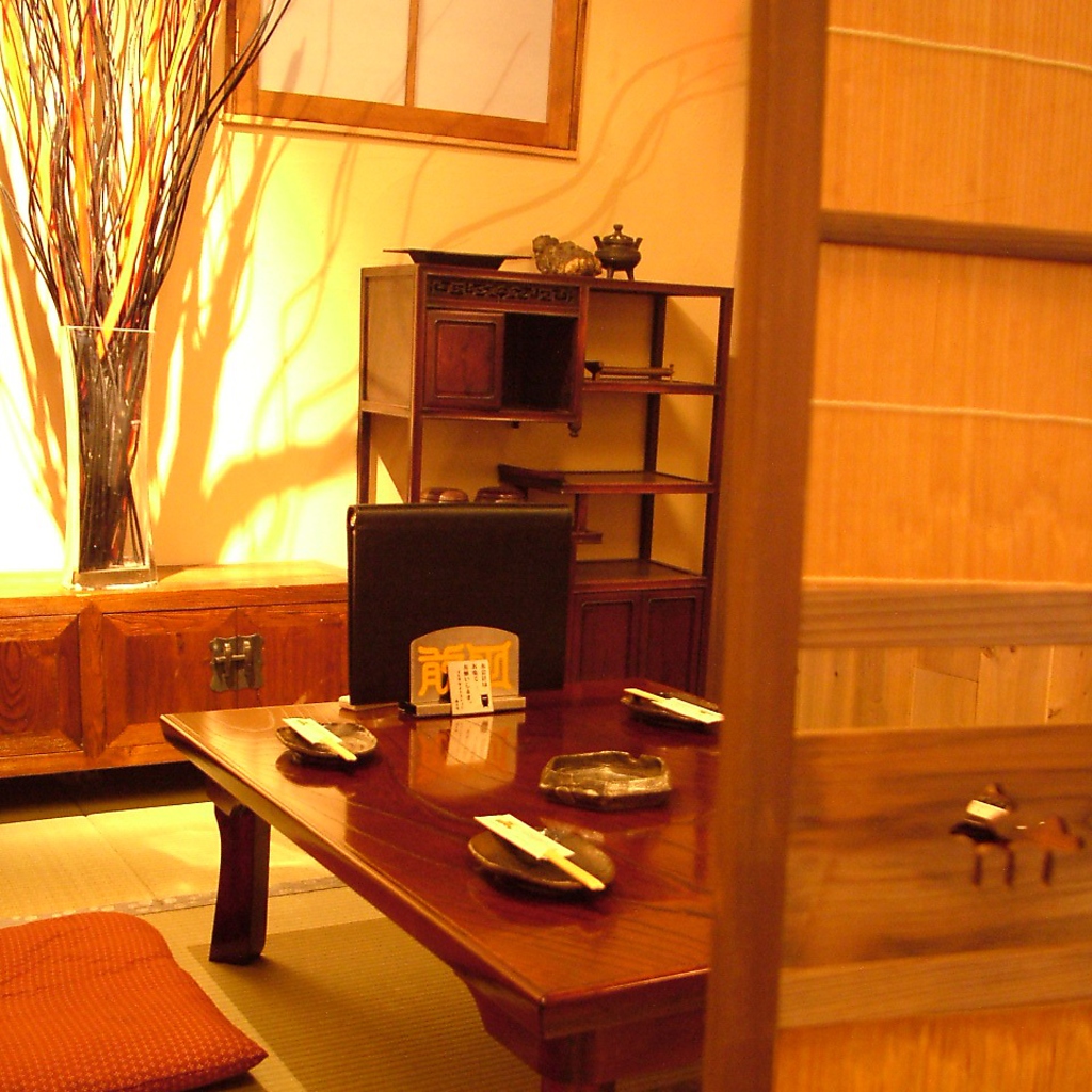 【お座敷・4名様までバージョン】ちょっとした飲み会にちょどいいお座敷個室に。