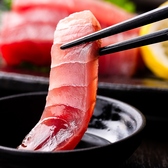 【自慢のまぐろ料理】北海道直送の本まぐろを使った多彩な料理が自慢の『まぐろ総本家』。なかでも、110円でまぐろを好きなだけ盛れる『まぐろブツ一皿山盛り放題』は当店名物!その他、「本まぐろ中トロレアカツレツ」「超贅沢★本マグロの豪快いくらシャワー掛け」など、多彩なまぐろ料理がございます!