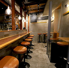 4名様掛けのテーブル席を1卓ご用意しております。親しいご友人同士での会食や、女子会に最適な空間です。落ち着いた空間でゆったりとくつろぎながら、会話と料理を心ゆくまでお楽しみいただけます。テーブル席は少人数の宴会利用にも適しています。