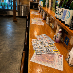 オープンキッチンの広いカウンター席が当店の自慢です。16席ございます。駅からも近いのでお1人様でもお楽しみいただけます。