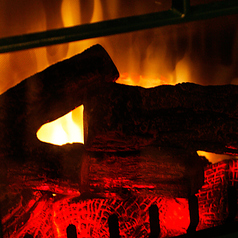 暖炉や薪ストーブの炎の揺らぎは何故か心を落ち着かせてくれます。ところで、暖炉とストーブの違いをご存じでしょうか？ 暖炉が直接炎の熱を利用する開放式なのに対し、ストーブは熱効率の高い輻射熱を使用する密閉式という点に違いがあります。