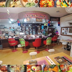 カウンター席　６中央３席は半円形になっており３名様の場合お顔を合わせて楽しくお食事できますので、カウンター席中央３席のご予約も可能です。