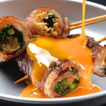 新メニュー和牛すき焼き串◎地鶏の卵黄をかけてお召し上がり下さい！
