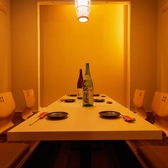 【少人数プライベート個室】2～4名様でもゆったりとお座りいただけるテーブル個室。大切なお客様を迎えての接待やビジネス仲間との会食、お仕事仲間との歓送迎会や忘年会はもちろん、ご家族・親族でのお食事などにもご利用ください。ご宴会は飲み放題付が断然おトク。※個室利用希望は電話必須◎