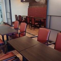 2名様でご利用いただけるテーブル席。木目調のテーブルと落ち着いた色味の赤い椅子がモダンでおしゃれなお席で、ゆっくりとお料理を堪能いただけます。また、目の前が大きな窓で開放感のあるお席もございますので、自然光が差し込む心地よい空間でお食事をお楽しみいただけます。