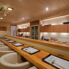 【カウンター8席】料理人の鮮やかな手さばきや、お料理が出来上がる臨場感を間近で感じられるカウンター席です。お一人様からデートのご利用まで◎落ち着いた雰囲気の中でゆっくりとお過ごしください。