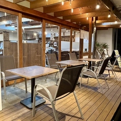 テラス席は2席×4卓ございます!心地よい風を感じながら、開放感あるテラス席は、友人や家族とのおしゃべりにぴったり◎日差しを浴びながら、リラックスしたひとときをお過ごしください。緑に囲まれた環境は、心を癒す空間を演出します!