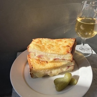 ワインやビールとも相性◎自慢のサンドイッチ