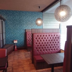 最大4名様までご利用いただけるテーブル席は椅子がソファー仕様となっており、リラックスしておくつろぎいただけます。大きな窓が開放感のある空間は、ご友人や同僚との宴会にぴったり。日が沈む頃には夜景が目の前に広がるので、デート利用にもおすすめです。