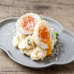 半熟たまごとチーズのポテサラ