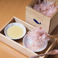 先付のお出汁たっぷりのちゃわん蒸しと食べ放題の削り立て｢かつお節｣。口に入れるとふわりと溶けてしまうその口当たりに感動！