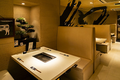 広々とした空間で絶品のお肉をお楽しみください。洗練されたデザインの店内は、友人との特別なディナーや大切な人との記念日を彩るのにぴったりです◎ゆったりとした時間を過ごしながら、こだわりの焼肉を是非ご堪能くださいませ。