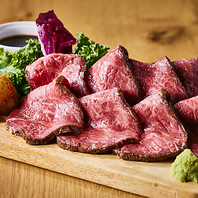 店内で丁寧に仕込んだ赤身肉のローストビーフ