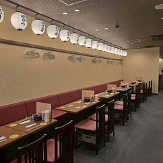 【2名～4名様テーブル】少人数様テーブル席は、お仕事帰りに気軽にご利用頂けます。