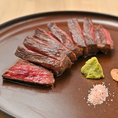 ほどよい脂と旨みを持つ和牛を丁寧に火入れし、香りを引き立てた一皿は多くのお客様に好評です。重たさを感じさせない仕上がりで、赤ワインや日本酒との相性も抜群。特別な日の食事にも選ばれる自慢の逸品です。