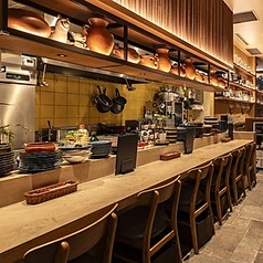 カウンター席は、一人でふらりと立ち寄りたいときや気軽な食事にぴったり。スタッフとの距離も近く、料理の説明やペルーの話を聞きながら過ごせる特別感も魅力です。初来店や仕事帰りの一杯にもおすすめの場所です。