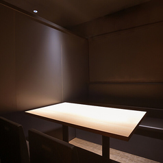 ご友人との食事や記念日のお祝いに最適なテーブル席は、上質な空間でゆったりとお食事をお愉しみいただけます。4席1卓でプライベートな空間を演出いたします。