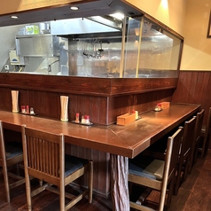 お一人様でも気軽にご利用いただけるカウンター席。カウンター越しに料理の腕を振るう大将との会話もお楽しみください♪