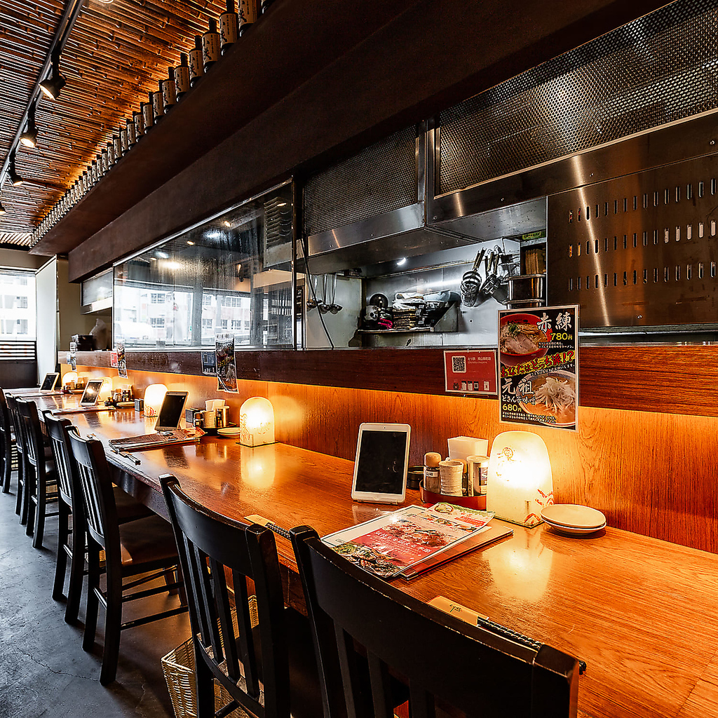 お店に入ればオシャレなカウンター。デートにも使える雰囲気♪