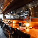 お店に入ればオシャレなカウンター。デートにも使える雰囲気♪