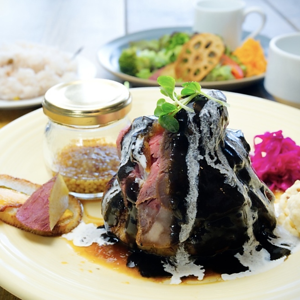 ミスジのローストビーフがトッピングされたハンバーグに漆黒のドミグラス。