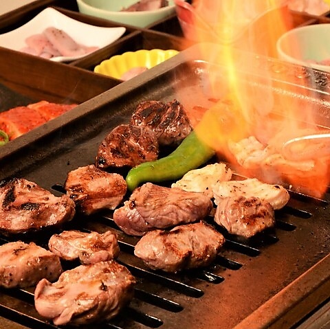 朝挽きの新鮮豚肉とホルモンが自慢の豚焼肉専門店です！全席喫煙可能◎