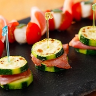 華やかで彩り豊かなお料理を提供いたします♪