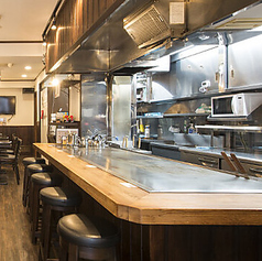 カウンター席は、お一人様や少人数のご利用に最適なライブ感あふれる特別席です。目の前では、職人がお好み焼きを焼き上げる華麗な手さばきと、熱々の鉄板から立ち上る香りが広がります。目で見ても香りでも楽しめる、五感を刺激する特別な空間で、焼き立ての極上のお好み焼きをご堪能いただけます。