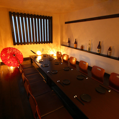 2階のゆったり座れる座敷で皆でワイワイ宴会をお楽しみいただけます！♪落ち着いた雰囲気で宴会を楽しめます☆【おかげ家梅田店 /梅田居酒屋 /大阪グルメ /梅田グルメ /大阪居酒屋 /炭火焼き /焼き鳥好き /もつ鍋 /肉スタグラム /炭火ダイニング /飲み放題 /ビール好き /女子会グルメ /宴会会場】