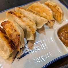 お酒が進むジューシーな焼き餃子や新鮮なお刺身