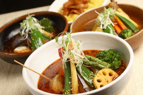 札幌のスープカレーを銀座で楽しめる★選べるスープと豊富なトッピング、そして辛さ！