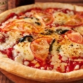 《王道イタリアン｜ピザメニューあり》自家製トマトソースを使用した「マルゲリータ」や、4種のチーズをたっぷり使用した「クアトロフォルマッジ」、深いお皿のような形の生地にたっぷりの具とソースを詰め込んだ「シカゴピザ(ミートorクアトロ)」等、イタリアンの定番"ピザ"もご用意しております。