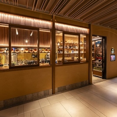 貸切時には空間全体を自分たちだけの時間として楽しめるのが魅力。記念日や歓送迎会など特別な集まりにもぴったりで、内装も程よく異国情緒が漂い、非日常感のある演出に。会の趣旨に応じた使い方ができるのもポイント。