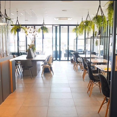 店内は貸切利用も可能で、20名以上の団体パーティーやイベントにぴったり。広々とした空間を自由に使えるため、ご家族でのお祝い、同窓会、地域の集まりや子ども会などにもおすすめです。周囲を気にせず、食事や会話を楽しみながら、特別でプライベートなひとときをお過ごしいただけます。まずはお気軽にご相談ください!