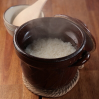 濃厚タレのお肉と相性抜群！炊き立て熱々の土鍋ごはん