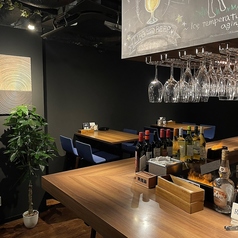 【お一人様も大歓迎のカウンター】当店にはカウンターがあり、様々なシーンに最適です◎総席数30席の落ち着いた空間で、アヒージョなどの料理をご堪能いただけます♪加熱式たばこ限定で全席喫煙可となっておりますが紙たばこは店外にてお願いいたします。アットホームな店内で至福のひとときをゆったりとお過ごしください！
