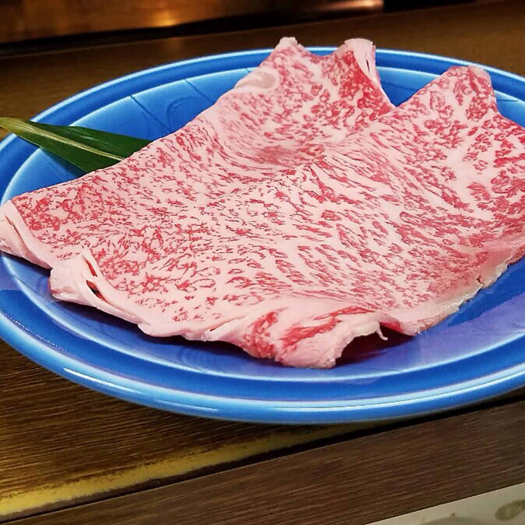話題の赤身や希少部位を焼肉で！黒毛和牛の焼きすきも大人気メニュー、とろける甘みをご賞味ください