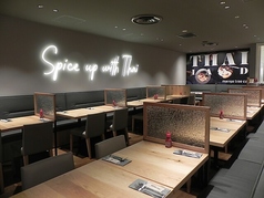 シンプルで洗練されたデザインの店内。ソファー席とテーブル席があり、用途に応じて利用可能です。