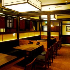 ゆったりくつろげる広々したテーブル席。ランチにもぜひご来店下さい!