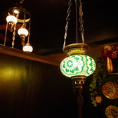 日本にいることを忘れそうなお洒落なライトがお出迎え。温かみのあるライトが店内を灯す。