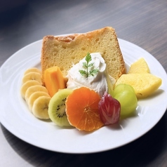 かじゅまるシフォンケーキ 季節のフルーツ盛り