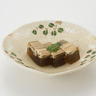 季節の味覚と出会う綱八流の一品料理をどうぞ