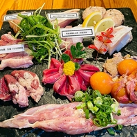 新鮮地鶏の10種盛りは必食の一品◎