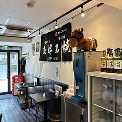 ご家族やご友人とのカジュアルで賑やかな食事シーンに最適なのがテーブル席です。明るい雰囲気の店内で、周囲を気にせずわいわいと会話を楽しみながらお過ごしいただけます。お好み焼きや鉄板焼きは、鉄皿でご提供しますので、最後まで熱々で召し上がれます。団体様でのご利用は、事前にご予約いただけるとスムーズです。