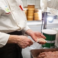 当店の点心は、すべて職人による手作り。薄い皮の中に旨味たっぷりの餡を包み込む作業は、まさに熟練の技です。一つひとつ丁寧に仕上げることで、機械では出せない極上の食感と溢れ出す肉汁を実現しています。